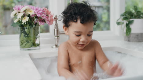 Lindo-Bebé-Bañándose-Niño-Divertido-Bañándose-En-El-Fregadero-De-La-Cocina-Divirtiéndose-Con-Pompas-De-Jabón-4k