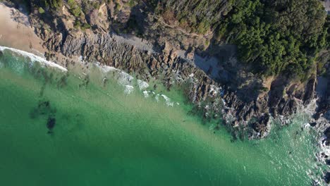 Paisaje-Accidentado-En-Little-Wategos-Beach-En-Nueva-Gales-Del-Sur,-Australia---órbita-Aérea