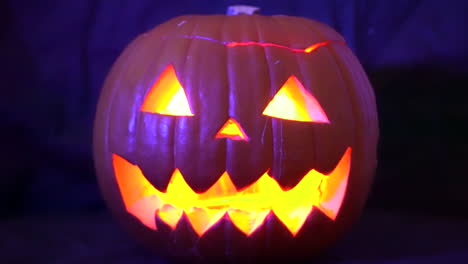 Scary-pumpkin-shines-in-the-dark