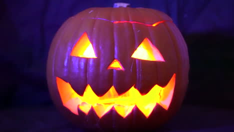calabaza aterradora brilla en la oscuridad