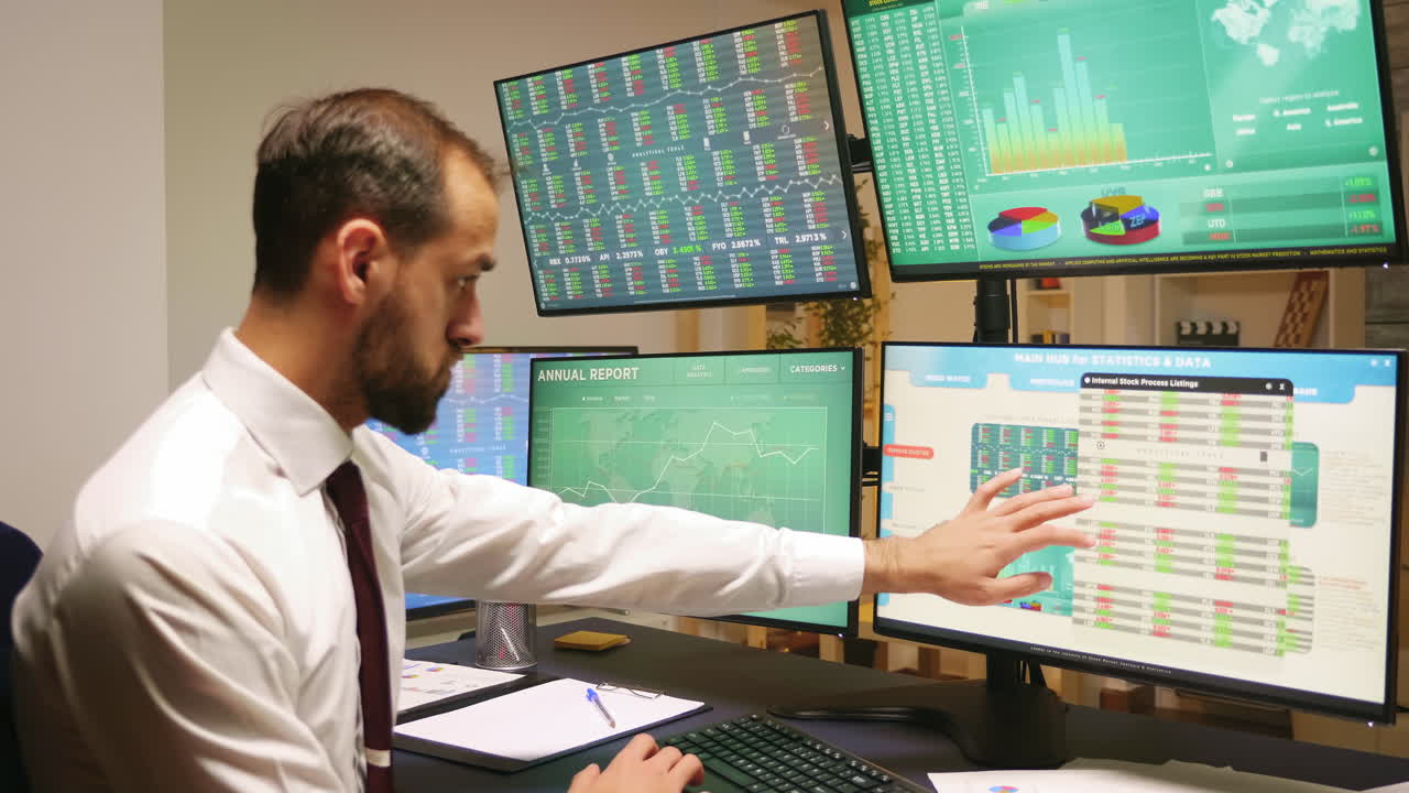 corredor de bolsa concentrado que trabaja desde su oficina en casa