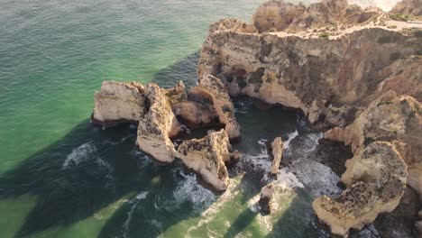 acantilados de piedra caliza que forman la costa lagos, algarve