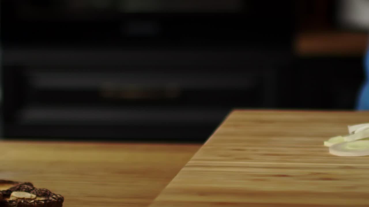 rastrear el video correcto del ingrediente y cortar el puerro