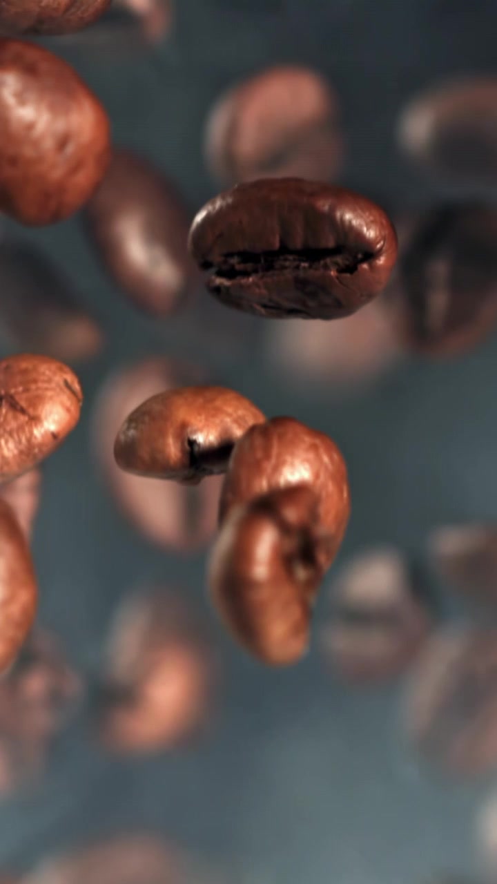 Chicchi di caffè tostati che fluttuano al rallentatore con fumo