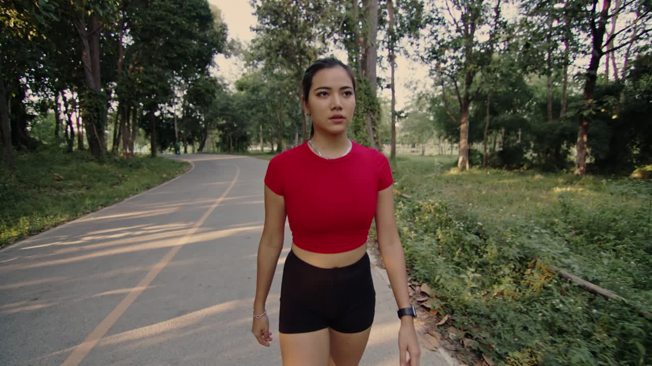 mujer caminando en el parque