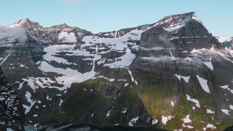 Wunderschöner-Malerischer-Zeitraffer-Von-Schneebedeckten-Bergen,-Vorbeiziehende-Wolken-Mit-Einem-Schatten,-Der-Den-Unteren-Teil-Des-Berges-Bedeckt,-Kamera-Herauszoomen