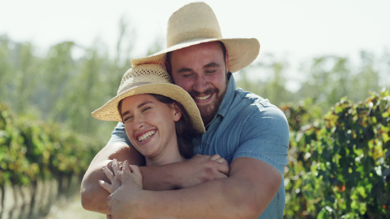 una pareja feliz en un viñedo