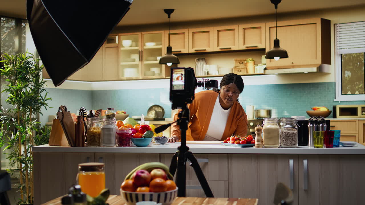 Dietro le quinte: food vlog, donna che registra, telecamera su treppiede.