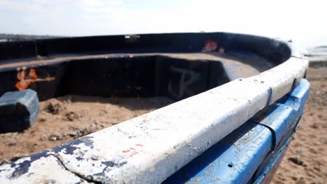 nubes de cielo azul sobre el viejo naufragio abandonado a la izquierda en la ruina de la playa de arena dorada tire hacia atrás a la izquierda