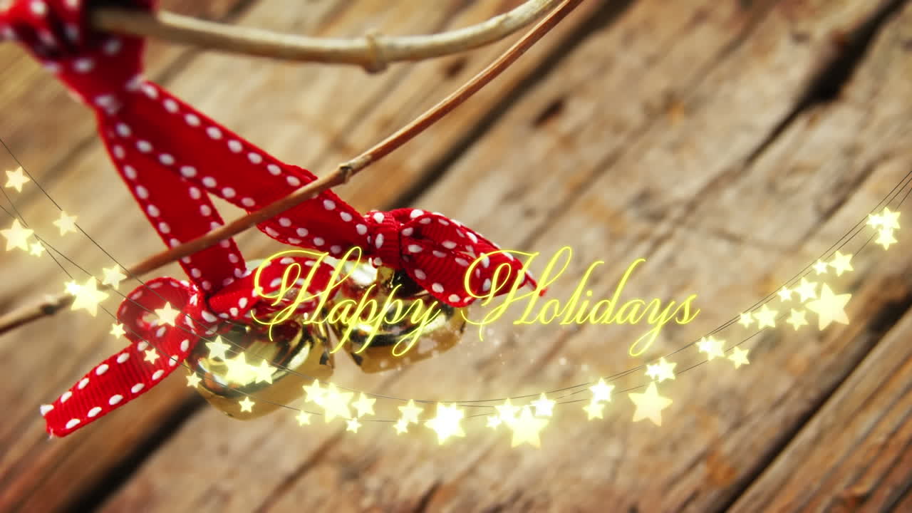 크리스마스 트리 장식 위에 행복한 휴일 텍스트의 애니메이션