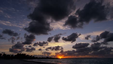 el amanecer tropical, las olas del océano en una playa de arena de lujo.