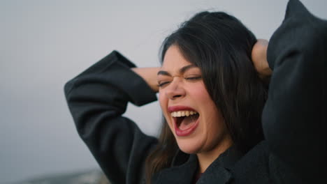 mujer emocional gritando naturaleza noche oscura de cerca. chica expresando emociones