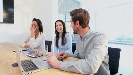 colegas de negocios interactuando entre sí en la sala de conferencias 4k