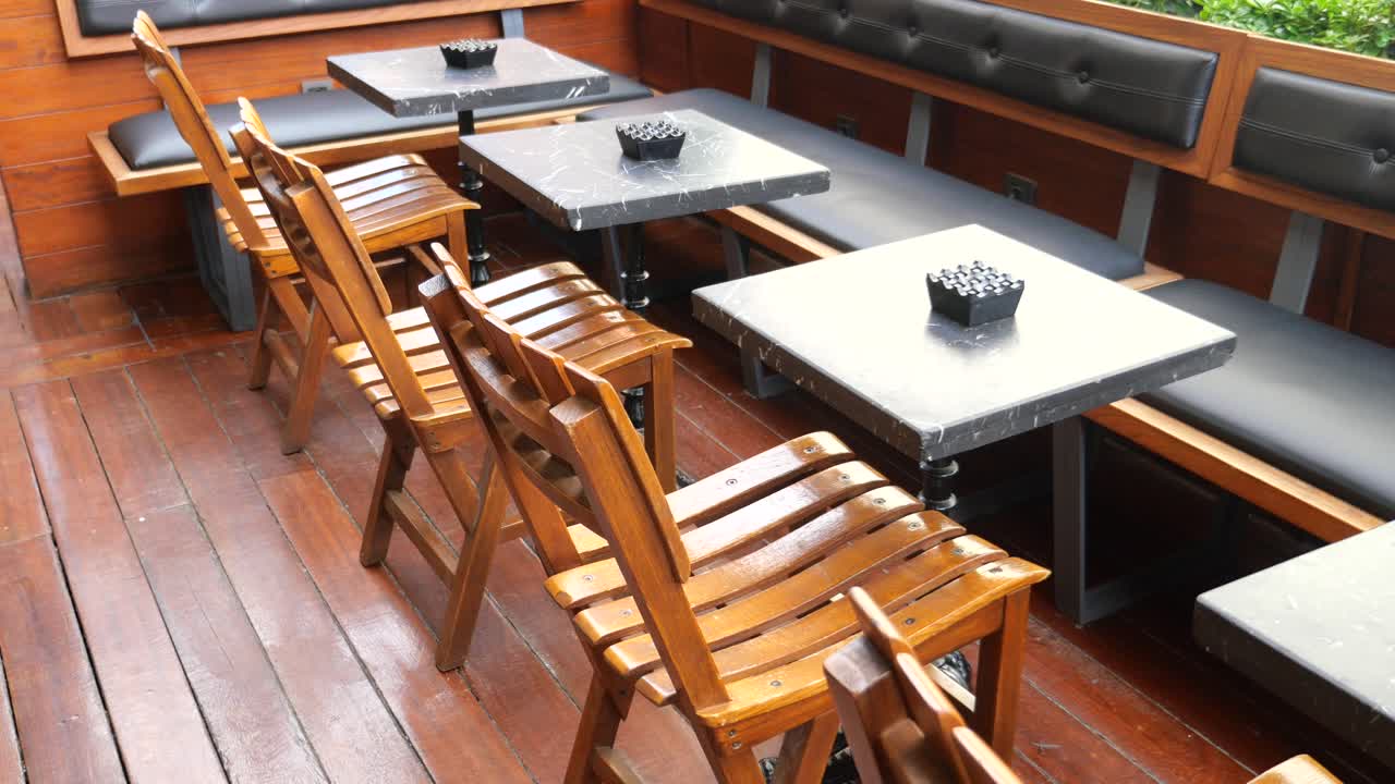 나무 테이블 과 의자 가 있는 빈 식당 마당