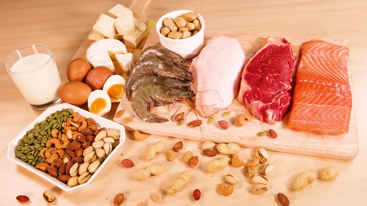 variedad de carnes, nueces y productos lácteos