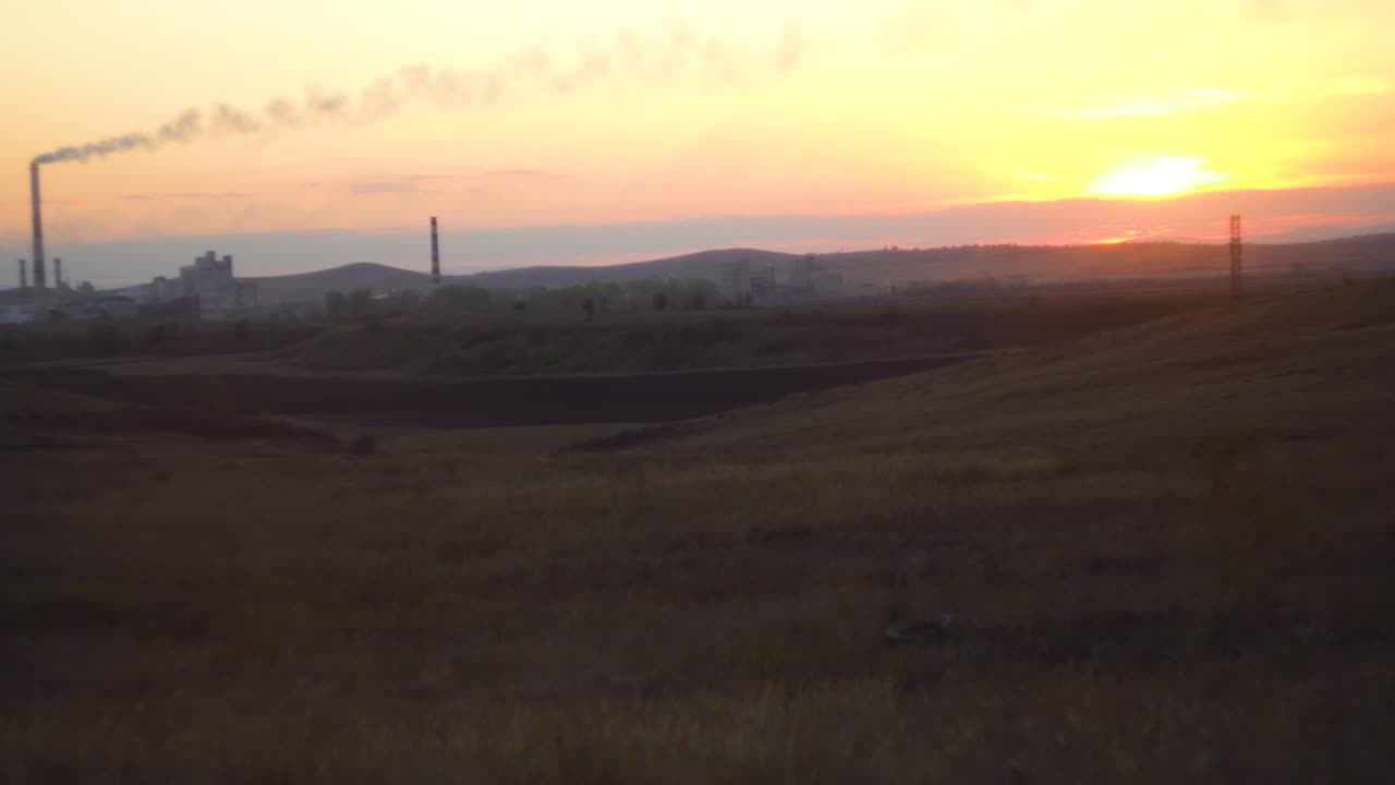 закат над промышленным заводом