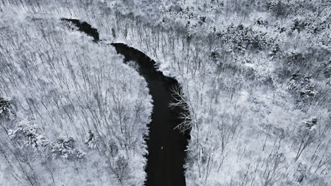 Perspectiva-Cinematográfica-De-Drones-Que-Muestra-El-Valle-Del-Río-Hurón-Cubierto-De-Nieve-Desde-Arriba.