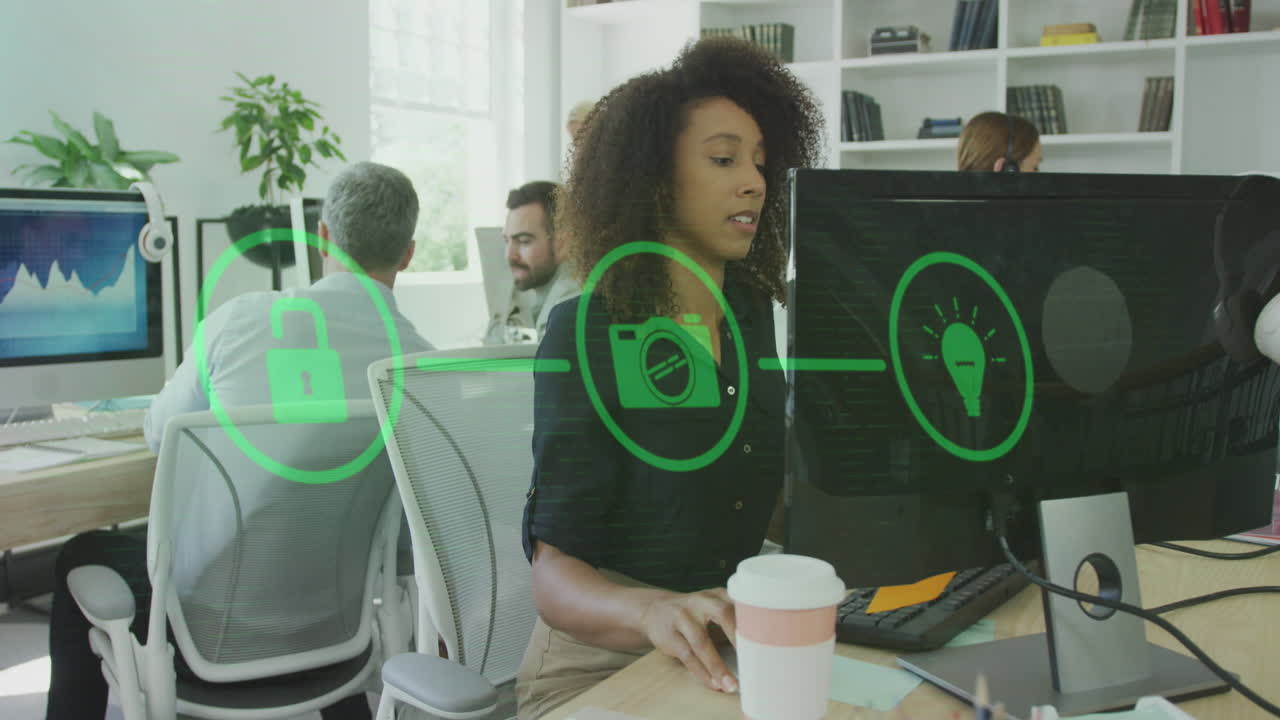 animación de diagrama de flujo de iconos sobre mujer afroamericana trabajando en el escritorio en la oficina