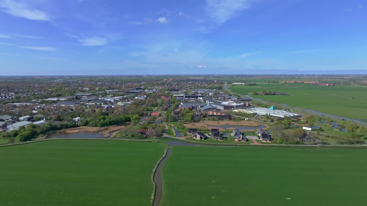 Luftfoto af historiske hustage og kirke i landsbyen Schagen, Holland