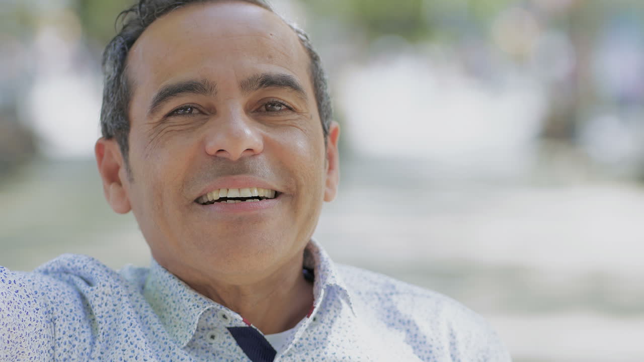 hombre hablando con la cámara durante una llamada de video