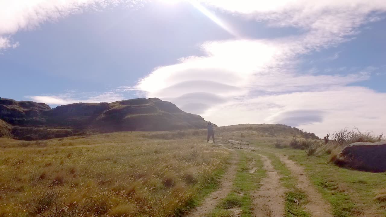 nubes lenticulares en una caminata por una montaña rocosa cerca de wanaka, nueva zelanda