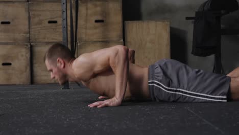 entrenamiento cruzado en un gimnasio