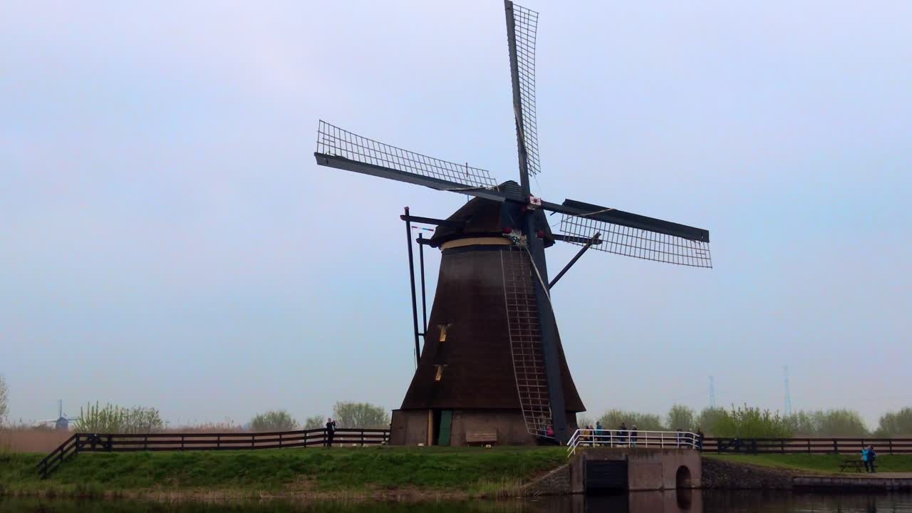 знаменитая голландская старомодная ветряная мельница в киндердейке, нидерланды