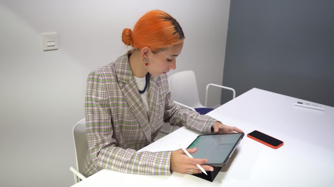 Giovane donna che lavora in ufficio