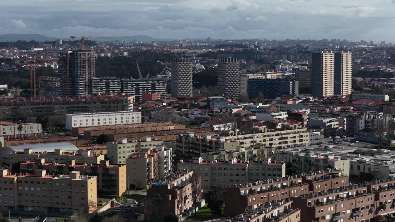 Ciudad de Oporto con edificios grandes y zonas residenciales