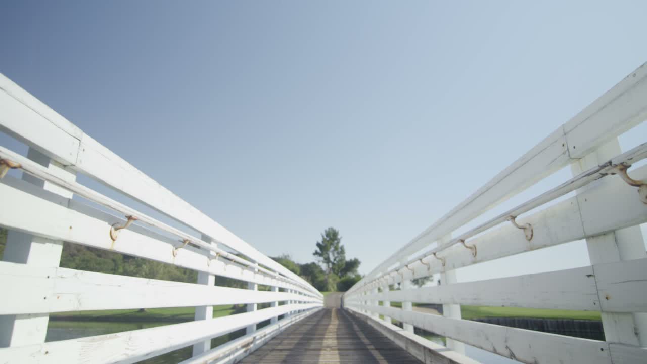 카메라가 뒤로 물러날 때 골퍼가 카메라에서 멀어지는 통로를 걸어 올라갑니다.