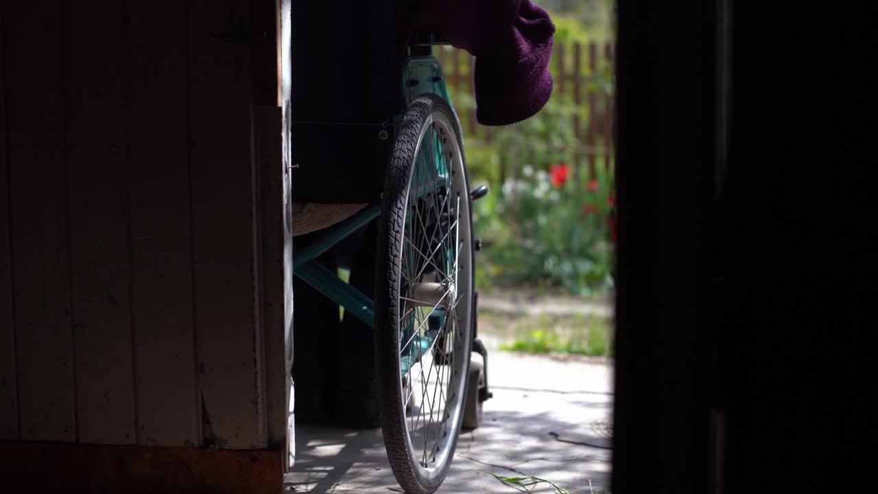 ⁇ 은  ⁇ 체어와 손상된, 장애인 자동차, 나쁜 건강 개념과 심각한 질병과 죽었다.