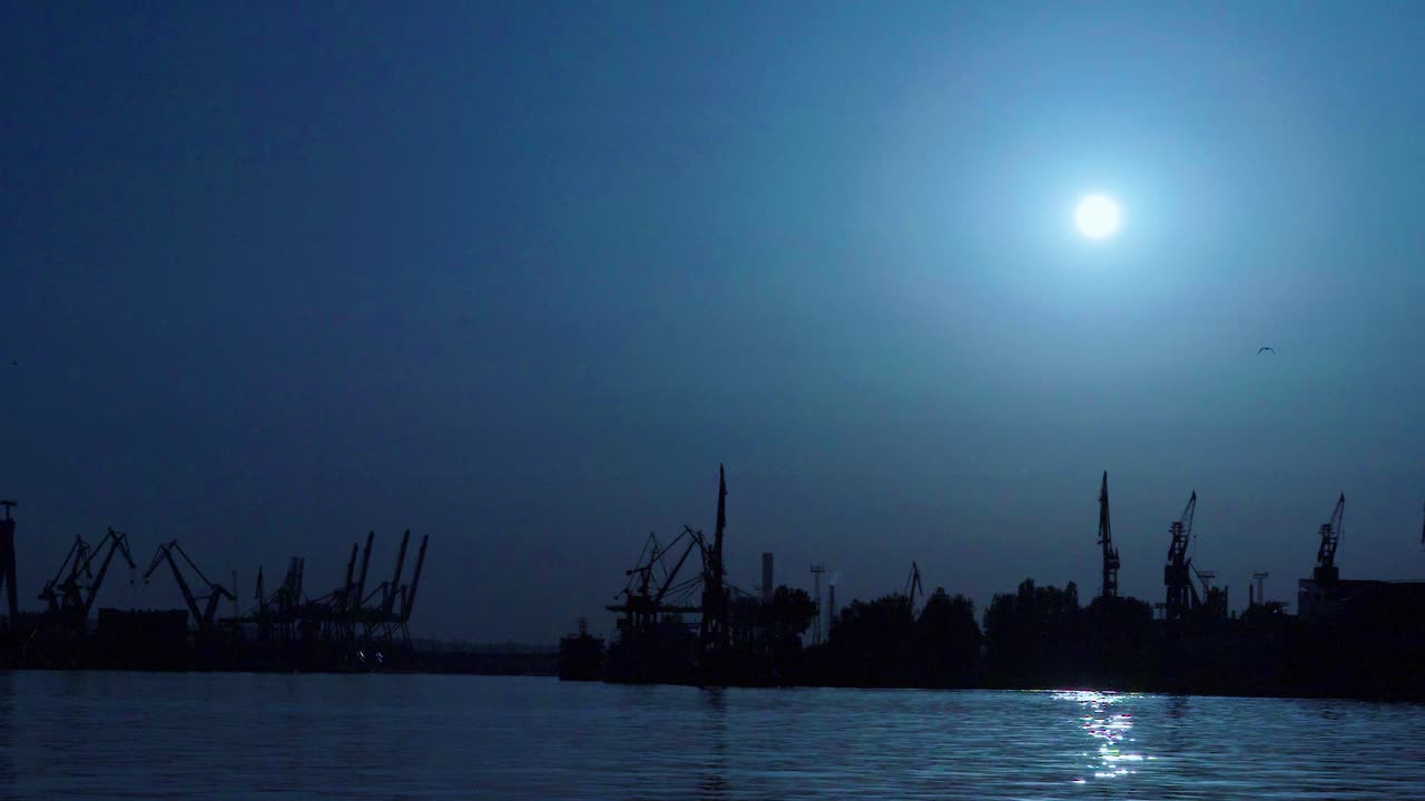 美しい青い空と夕焼けの太陽の眺め