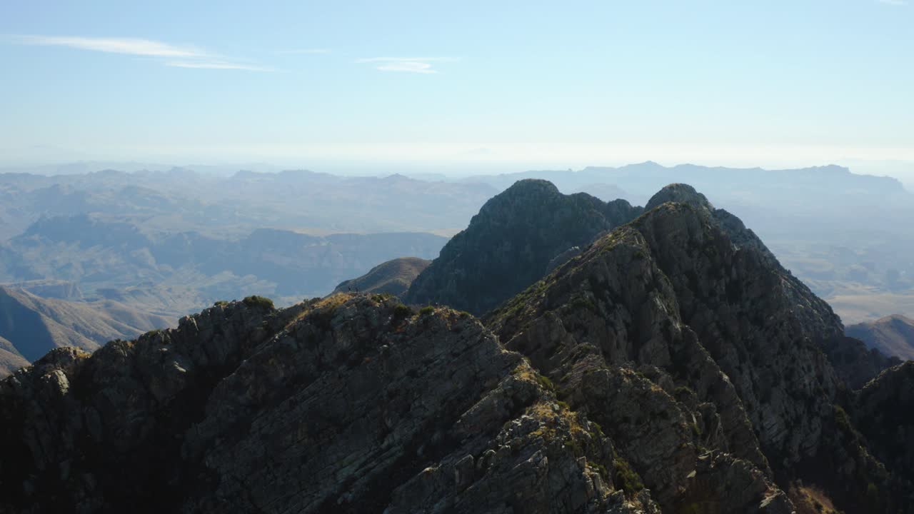foto tomada por un avión no tripulado de dos excursionistas en la cima de los cuatro picos, en las montañas mazatzal, arizona, ee.