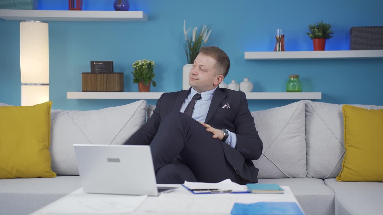 홈 오피스 근로자, 사려 깊은 남자