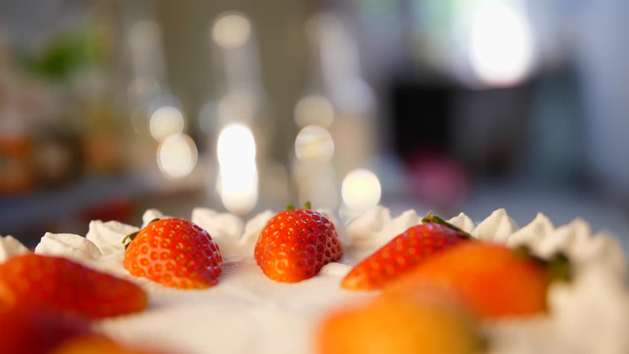 아름다운 조명 배경에 회전 딸기 케이크: 딸기와 크림을 가진 아름다운 케이크, 커피, 베이커리 가게에서 느린 동작 회전, 귀여운 사람을 위해 행복한 생일 파티를 준비합니다.