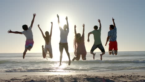 Eine-Bunt-Gemischte-Gruppe-Von-Freunden-Springt-Vor-Freude-An-Einem-Sonnigen-Strand