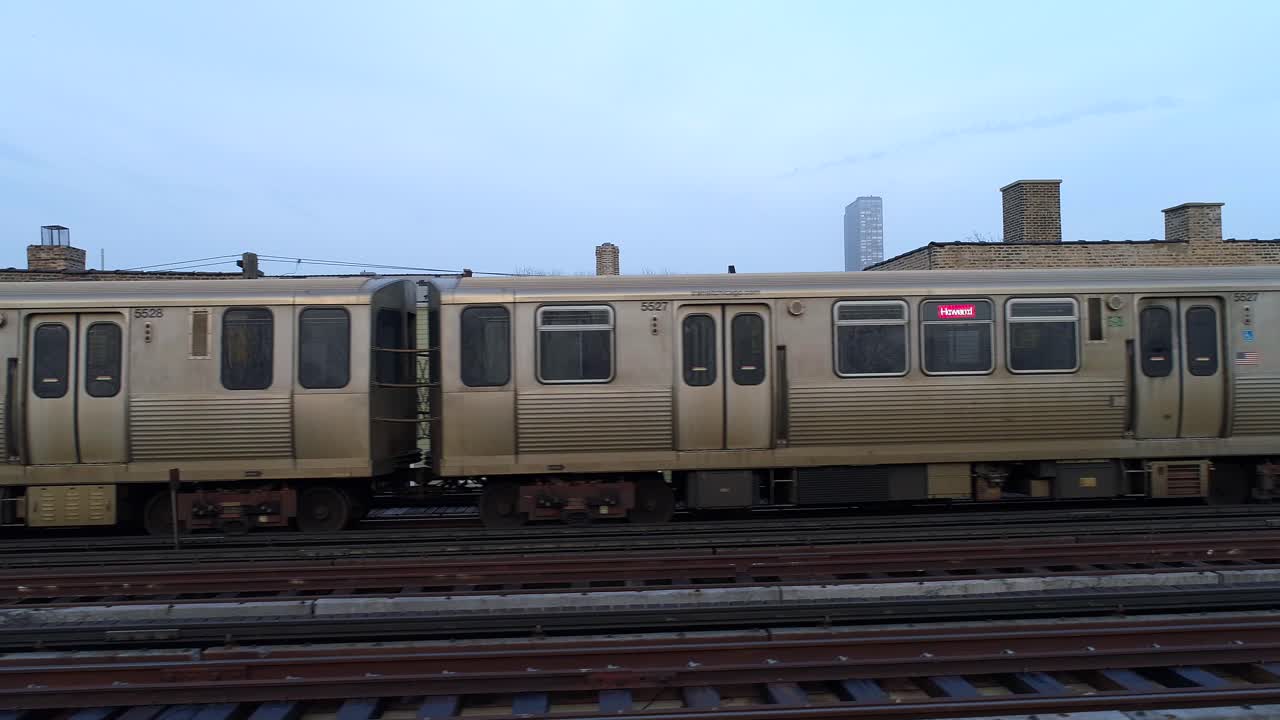 tren a la luz del día