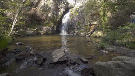 Penedo-Furado-Passadico-Walkway-Wasserfall-In-Vila-De-Rei,-Portugal