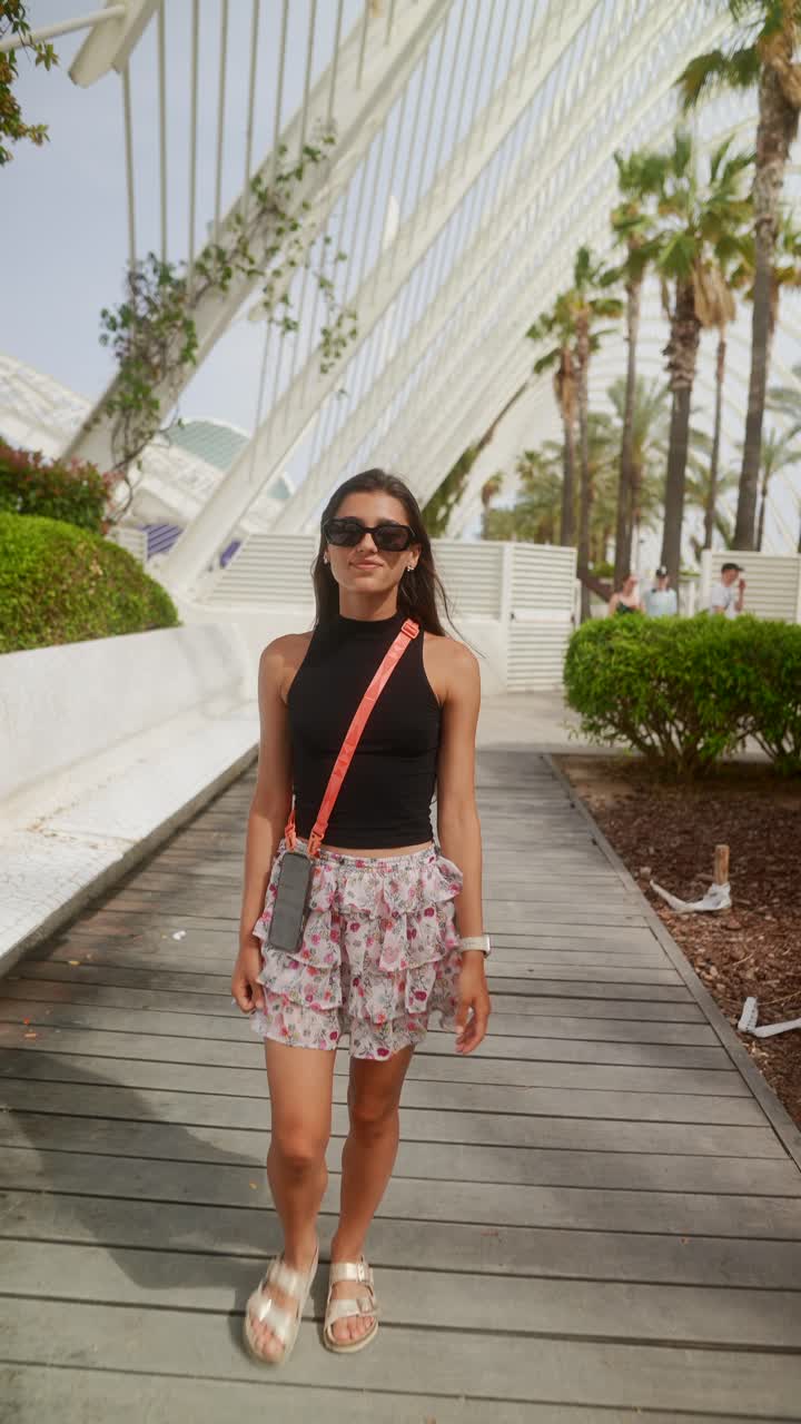 현대 도시 공원에서 고 있는 여자