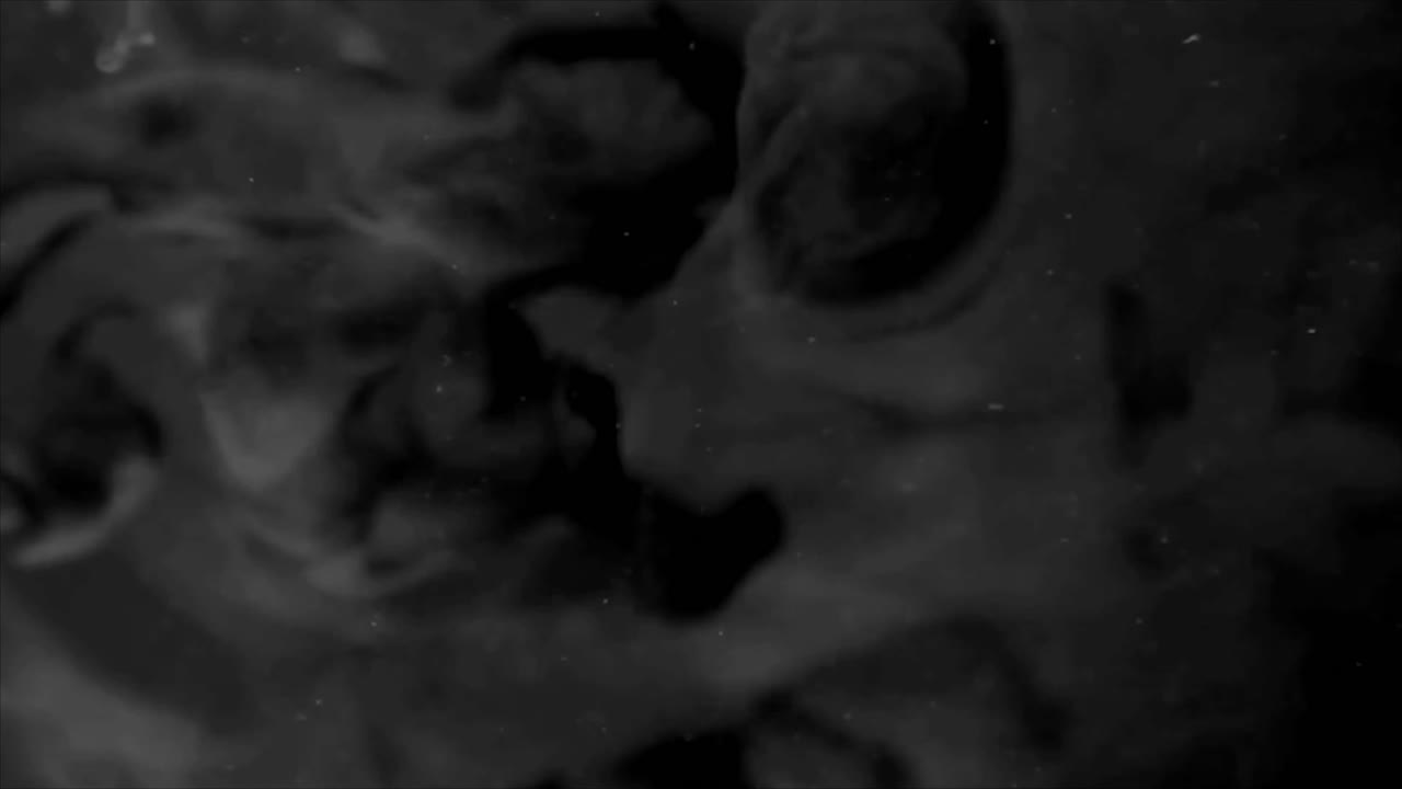 Donkere Abstracte Inkt die Stroomt en Oplost in Vloeistof