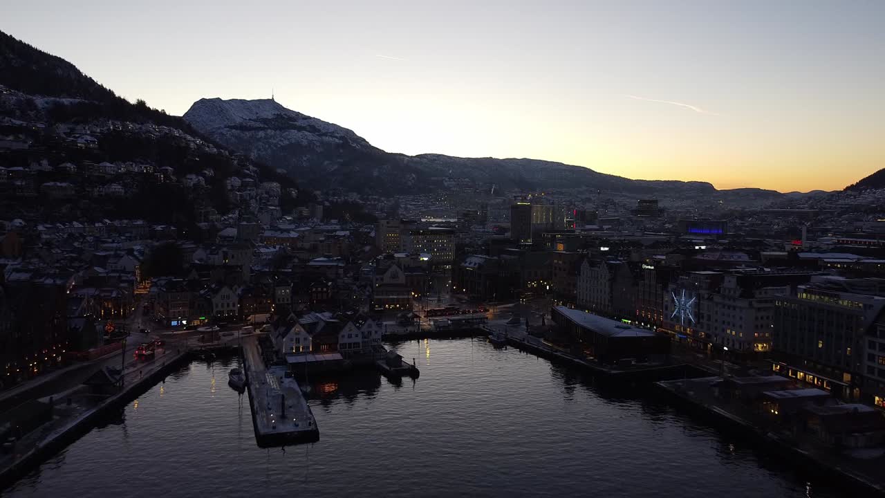 Flyfoto mot Bergen sentrum gjennom Bergen havn, episk første morgenlys