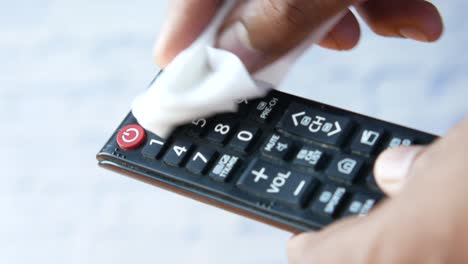limpieza de un control remoto de la tv