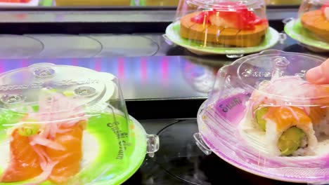 placas de sushi moviéndose en una cinta transportadora