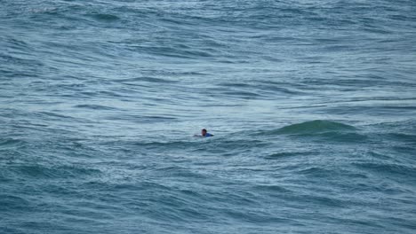 Ein-Mann,-Der-Allein-Im-Surfbrett-Im-Blauen-Ozean-In-Haderah,-Israel-Segelt