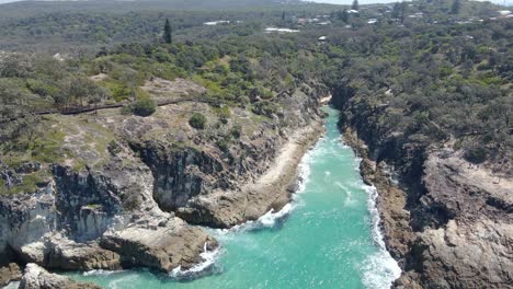 Splashing-Sea-Water-At-North-Gorge-Walk-In-Point-Lookout,-Queensland,-Australia