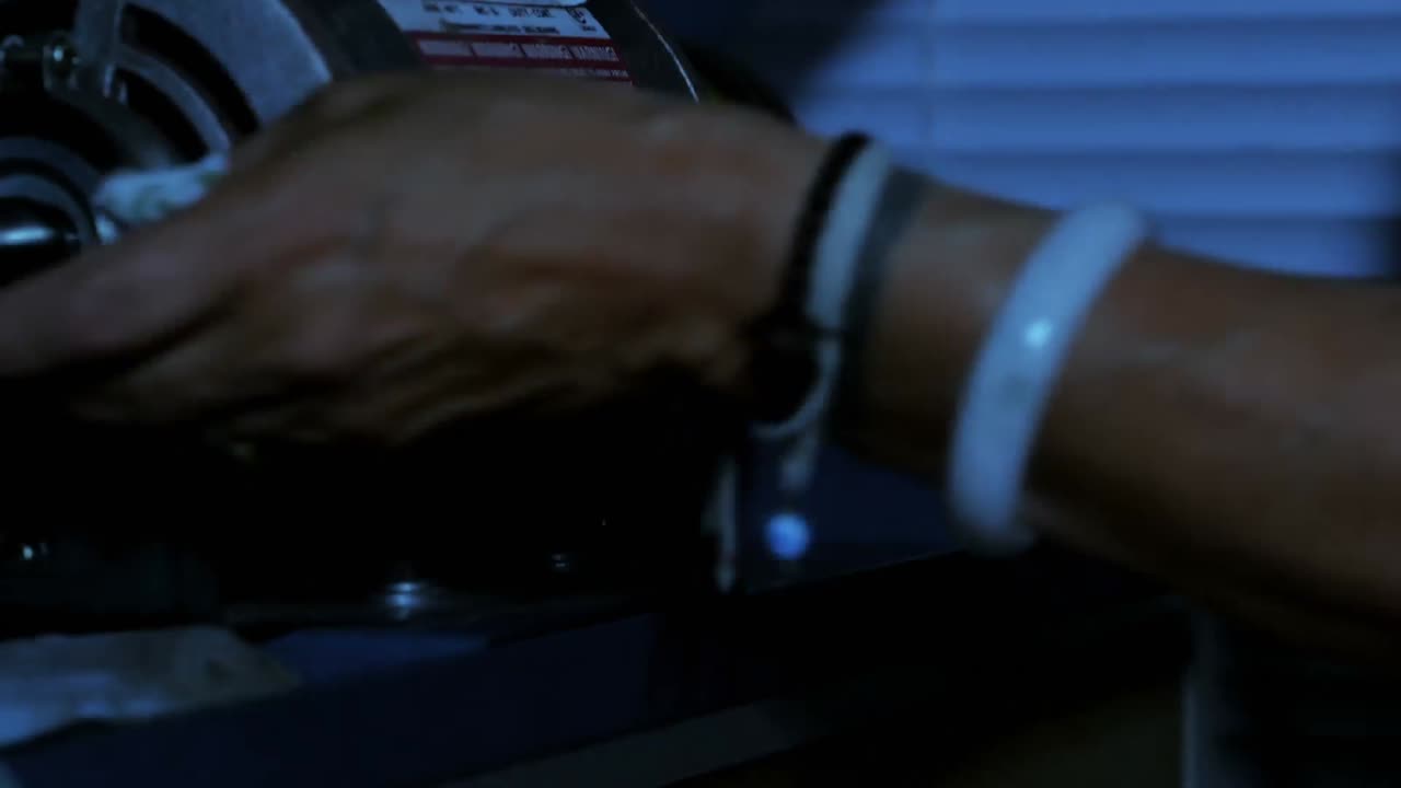 artesana que trabaja en un taller