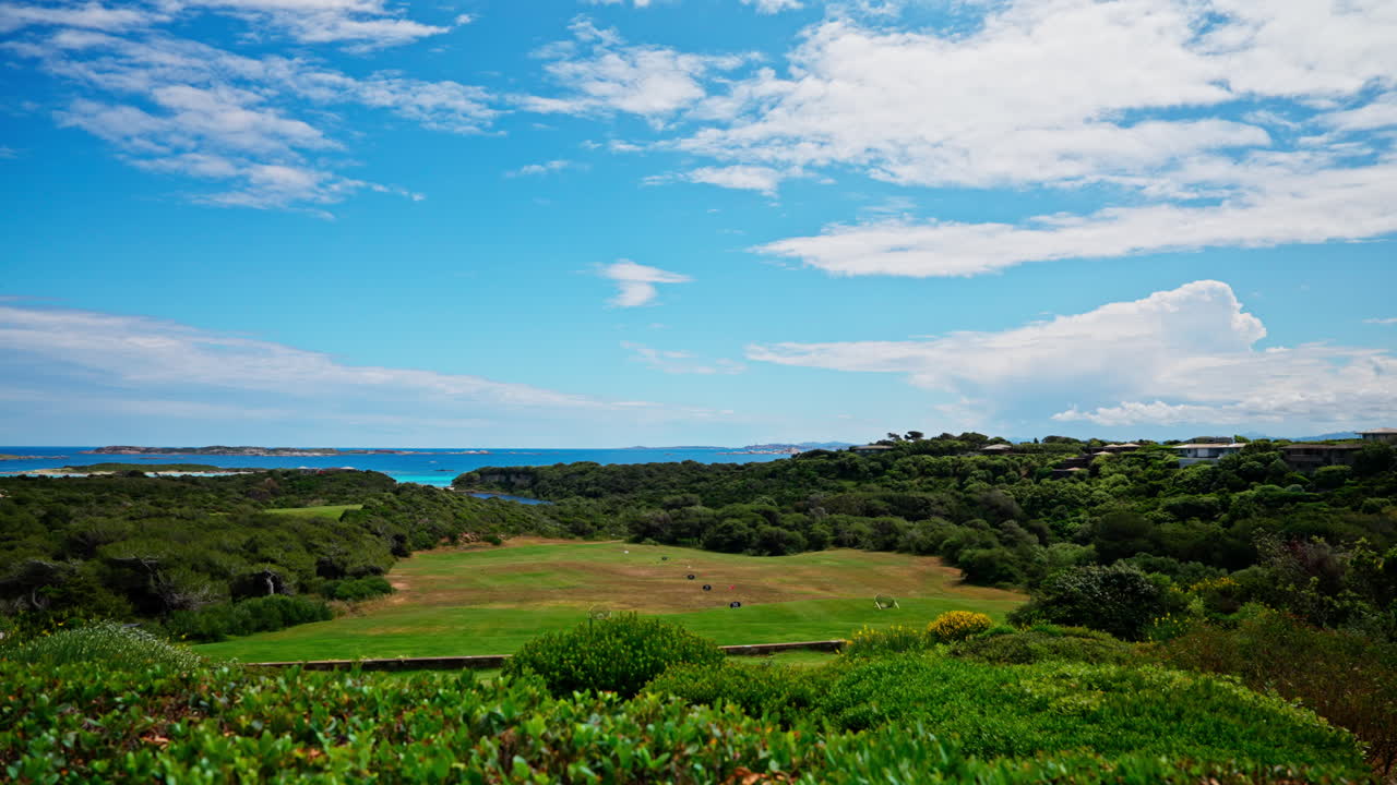 Paesaggio verde e pittoresco della Corsica, Francia. Nuvole in movimento, cielo azzurro brillante. Destinazione per le vacanze estive.
