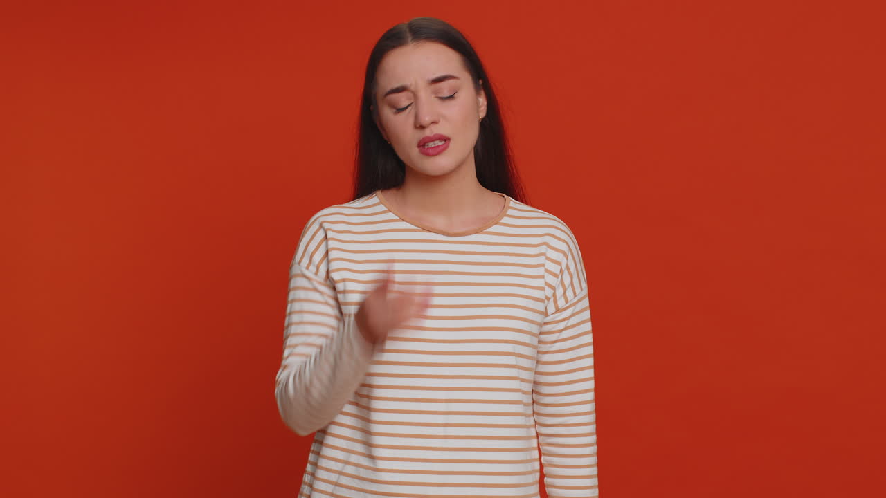 한 젊은 여성이 패배합니다. 복권 결과, 불운, 손실, 불행한 소식에 놀랐습니다.