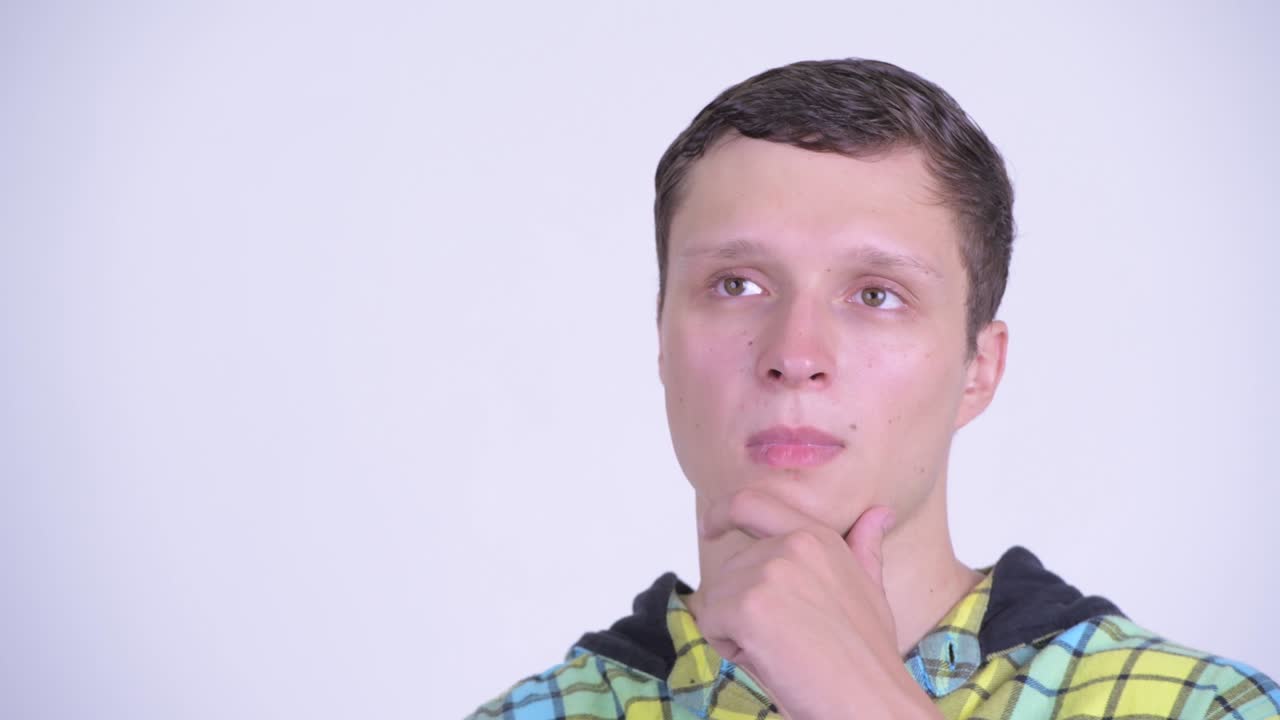 joven feliz y guapo hombre hipster