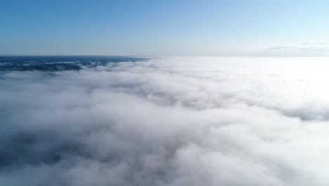 Flug-über-Neblige-Wolken-Im-Morgensonnenlicht-Mit-Wenig-Ruhm-Und-Stadtbild-Unter-Wolken